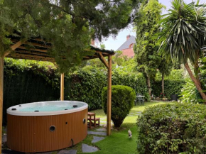 Moderna Casa de Lujo con Jacuzzi en el Jardín